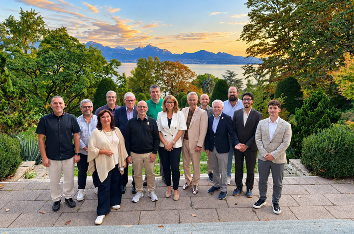 02-Group-photo-mountains