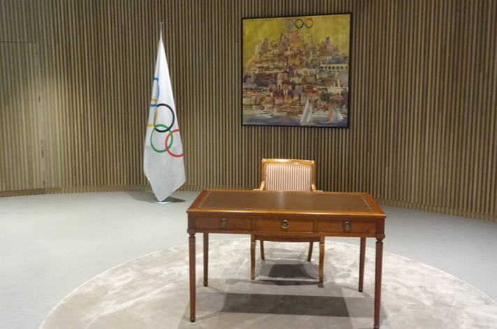 06-Coubertin-desk